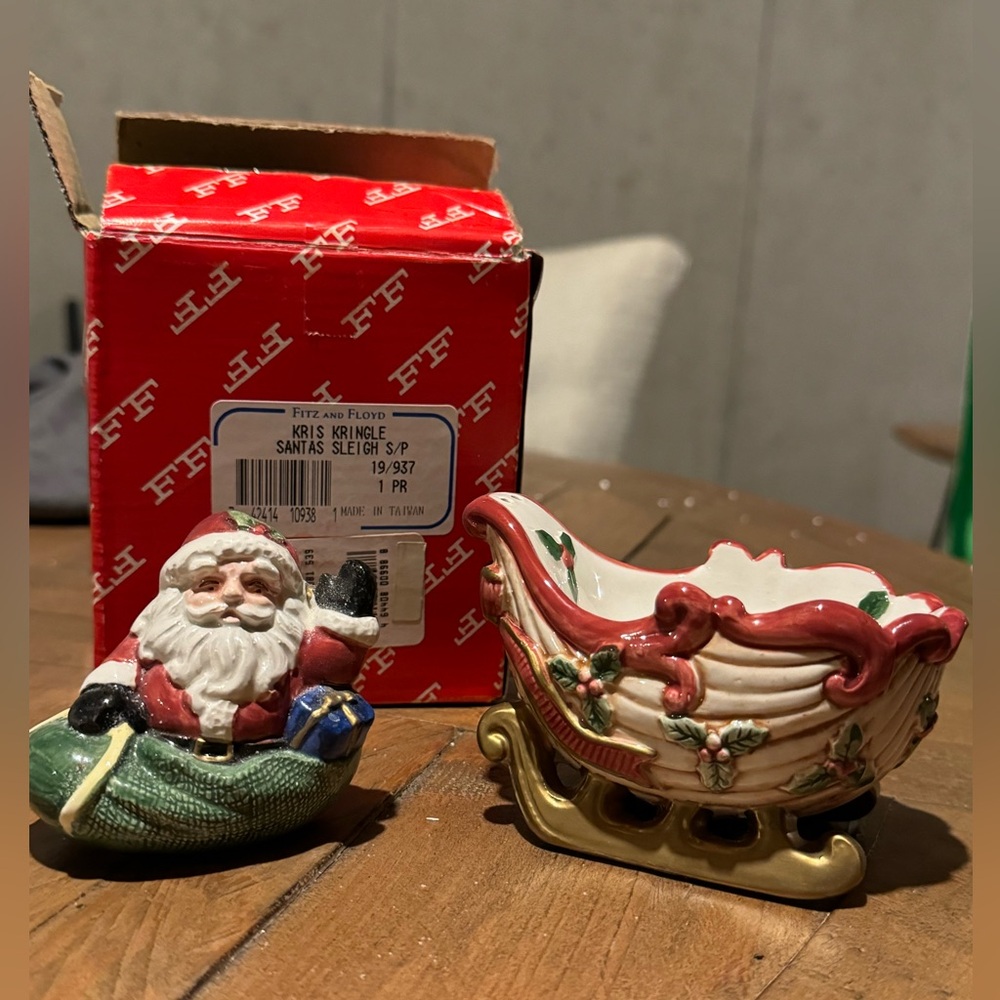 Chris Kringle Santa’s sleigh Salt and pepper shakers Fitz and Floyd plate